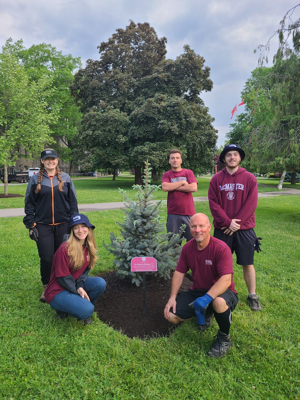 McMaster grounds team student grp (Back L - R) Kyla, John, Matt (Front) Jelena, Gary (Grounds Supervisor), (Camera) Peyton McMaster grounds team student grp (Back L - R) Kyla, John, Matt (Front) Jelena, Gary (Grounds Supervisor), (Camera) Peyton